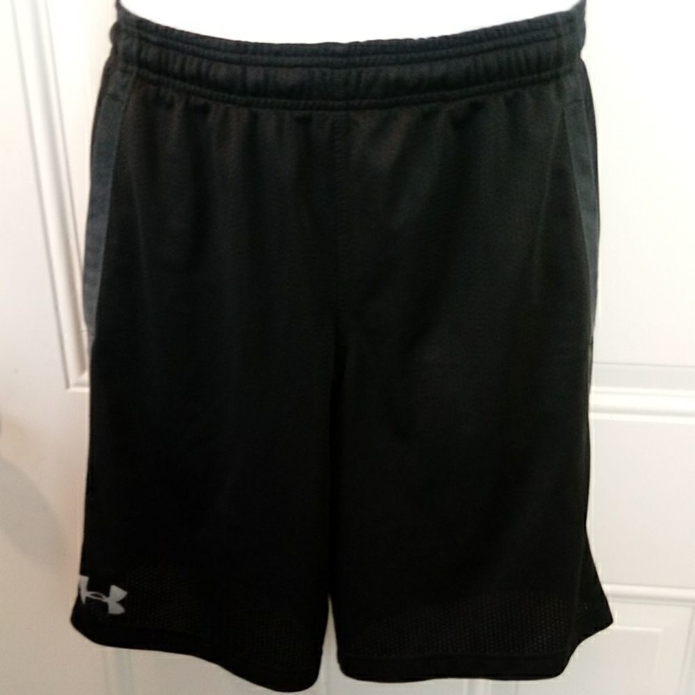 Under Armour heatgear black shorts with pockets
